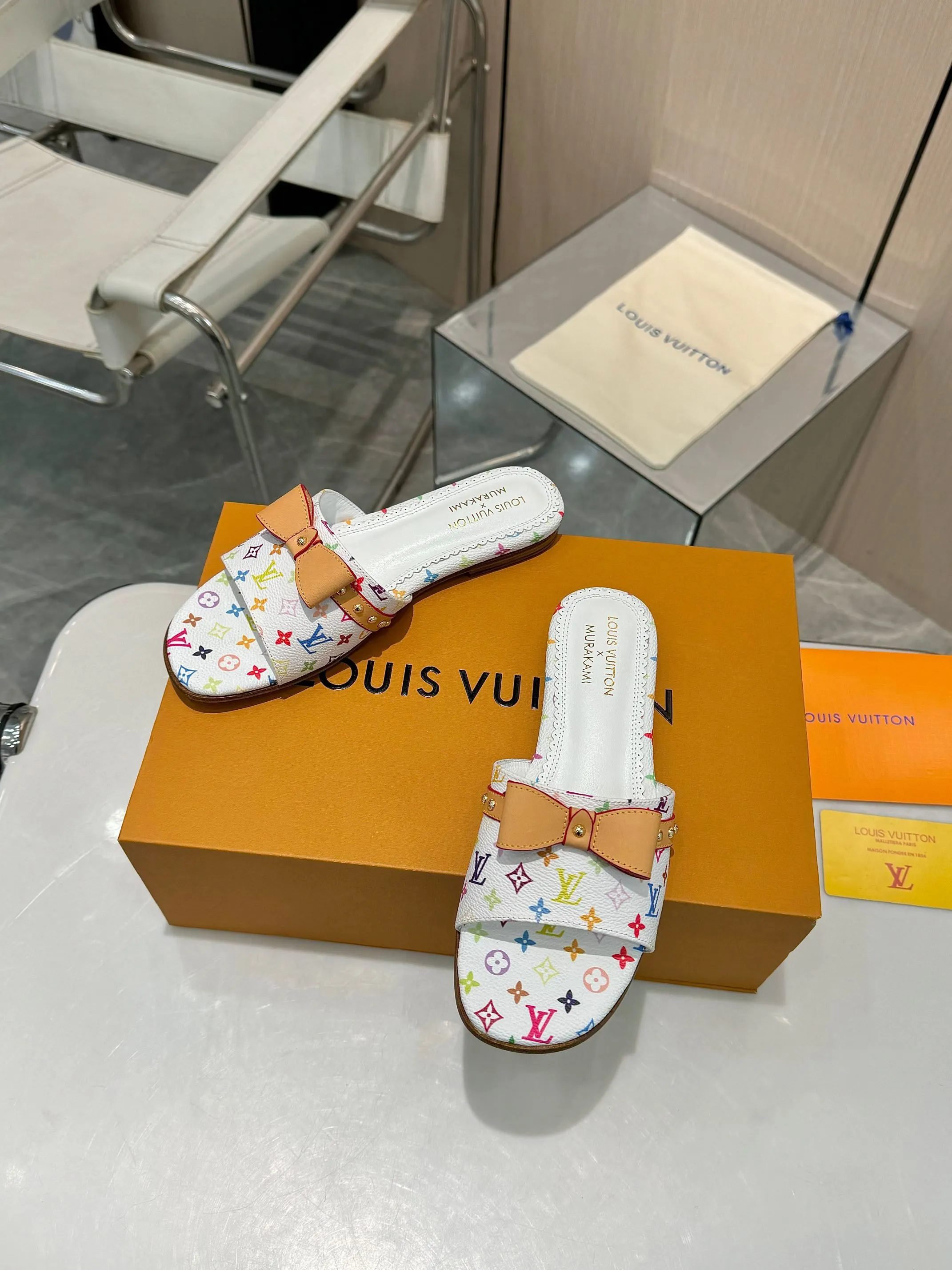 👟👟Ex-factory price 480👟👟 Flat heel top version👠💖Fashion essential LV Louis Vuitton high heels, a new luxury experience ✨Today I recommend a Louis Vuitton beauty to you. It uses high-end genuine leather soles and feels comfortable on the feet. Every step feels like walking on the clouds.  High-end lasting technology, the foot feels incomparable!  💙The perfect combination of brand printed leather and brand hardware buckles creates a unique fashion sparkle, highlighting nobility and luxury!  Classic design, exquisite craftsmanship, and quality in every detail.  Whether it's the casual style of matching or the elegant style of a skirt, it can be easily controlled.  Wear this pair of shoes and become the fashion focus on the street, showing off your elegant taste! 💃 Fabric: Brand printed fabric Lining: Breathable sheepskin Sole: Italian leather sole Size: 35-42 (34/40/41/42 customized)